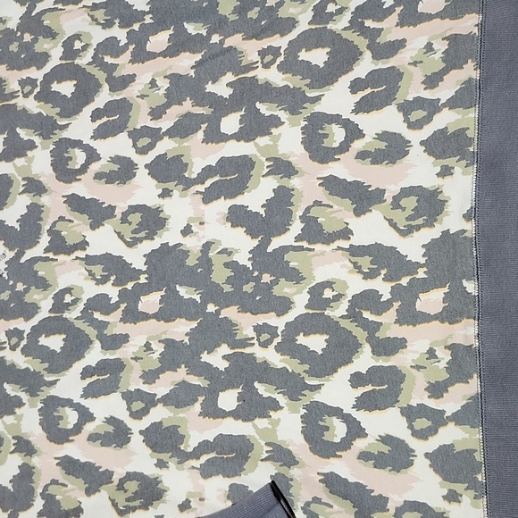 BKE LEOPARD PRINT SIDE VENTS OVERSIZED GRAY RIBBED TRIM SWEATSHIRT XL - Picture 3 of 12